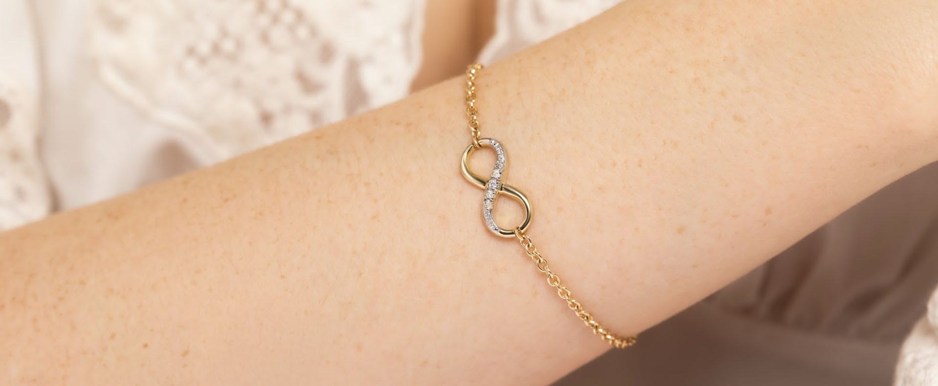Sale: Gold Armbänder